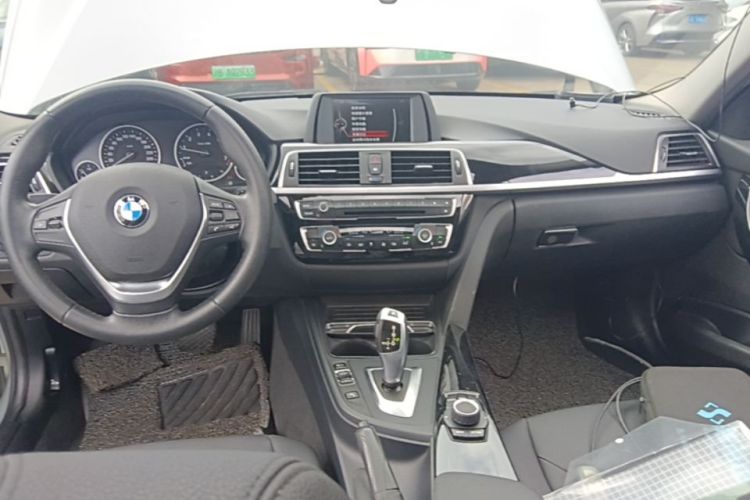 BMW 3 Series 2017 immagine di auto #11