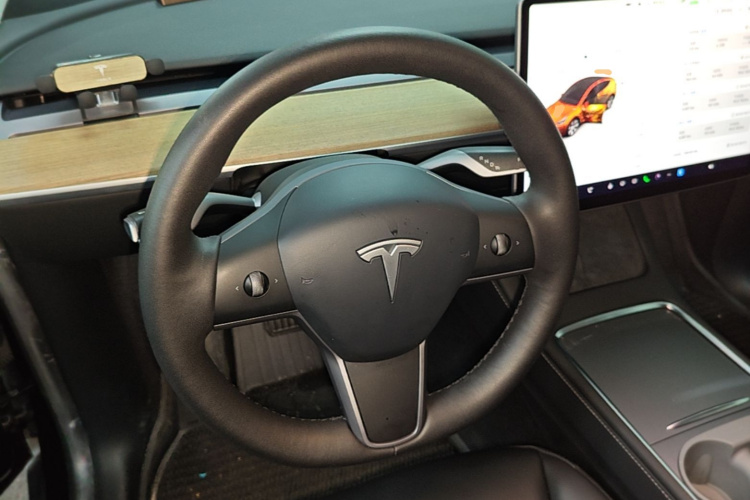 Tesla Model Y 2022 car image #11