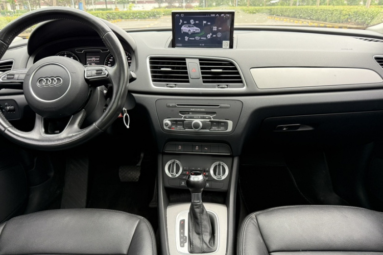 Audi Q3 2016 car image #22