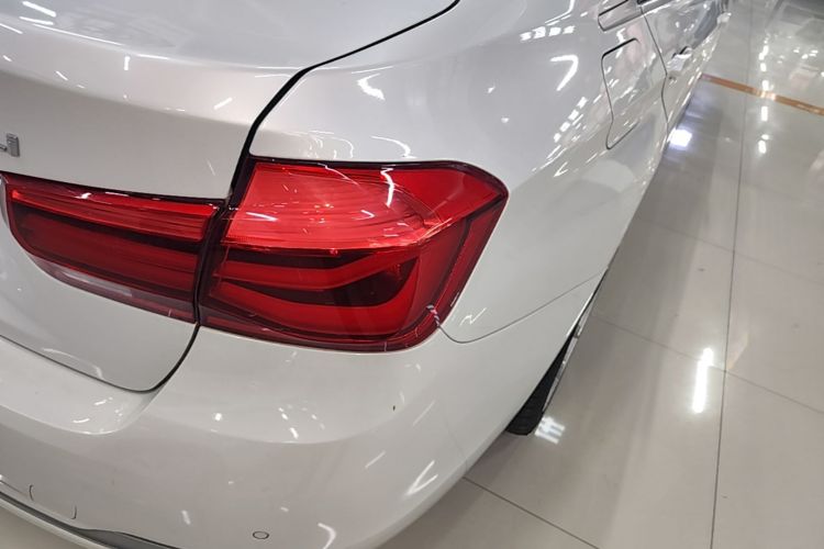 BMW 3 Series 2018 car image #8