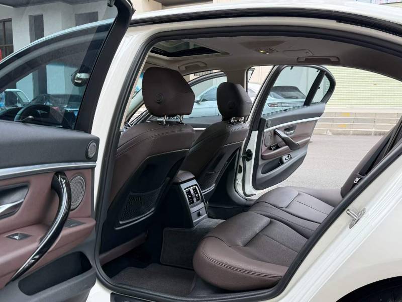 BMW 3 Series 2019 car image #6