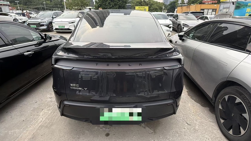 Tesla Model Y 2025 #4 Tesla Model Y 2025 car image #4