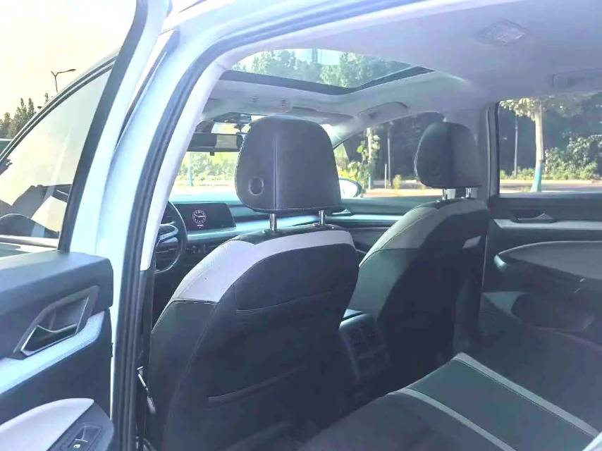 Volkswagen Golf 2021 car image #4
