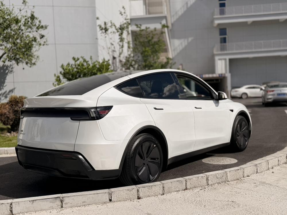 Tesla Model Y 2025 car image #6