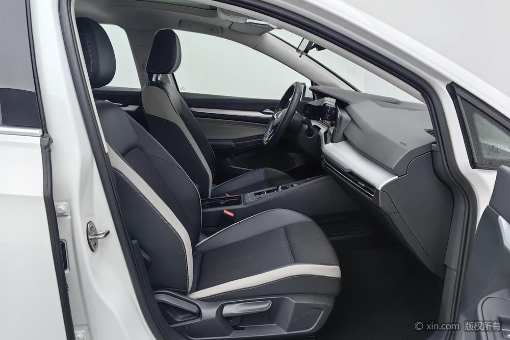 Volkswagen Golf 2021 car image #24