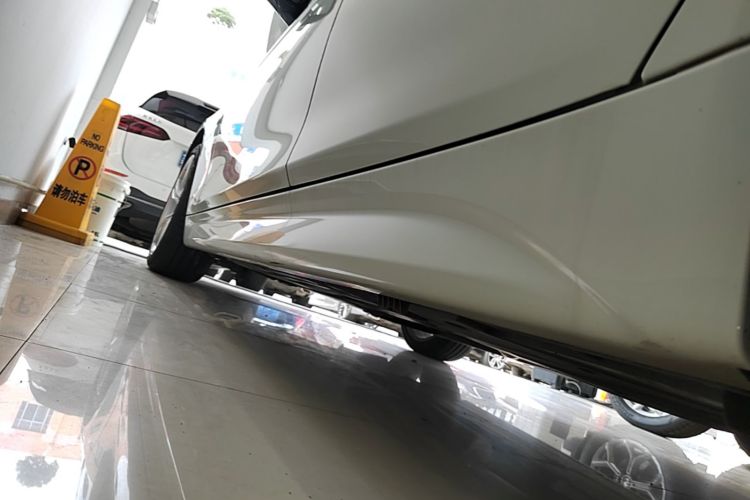 BMW 3 Series 2018 car image #27