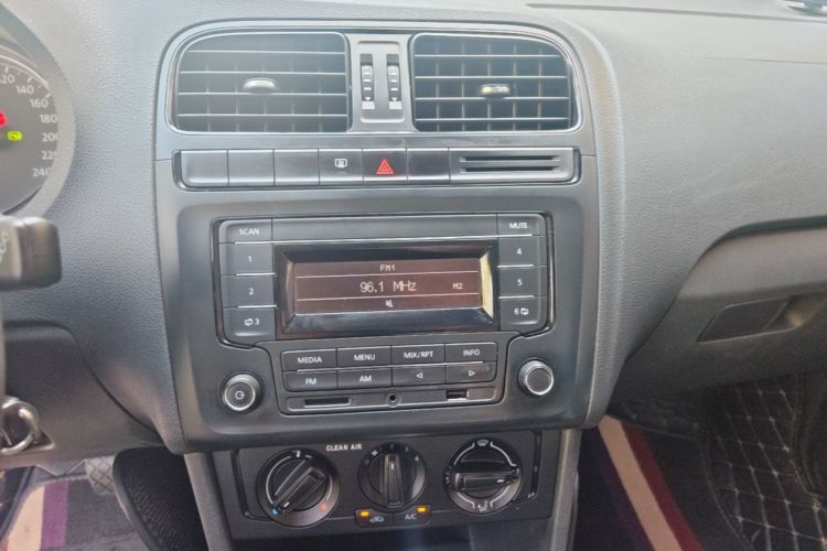 Volkswagen Polo 2016 car image #17