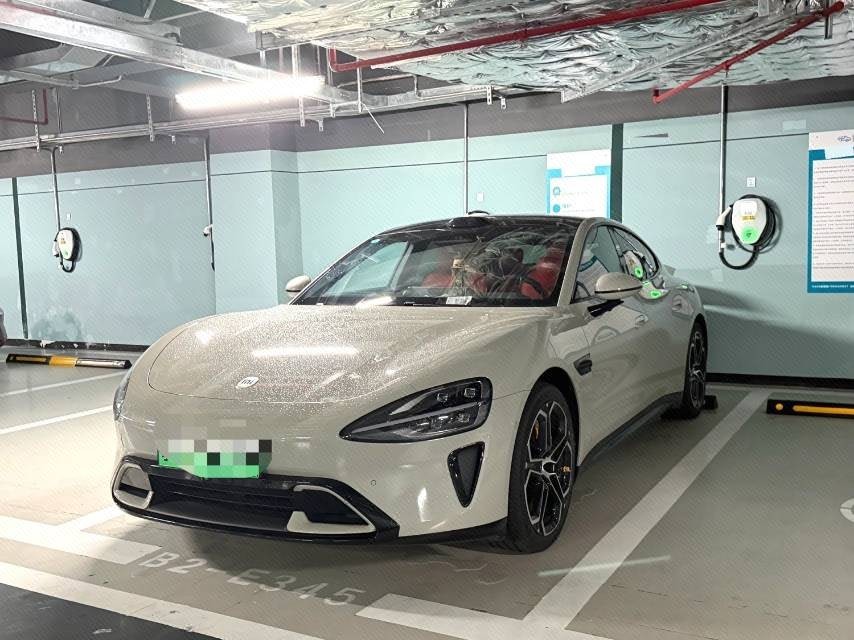 MI SU7 2024 immagine di auto 