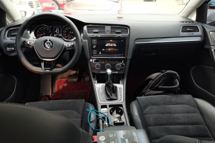 Volkswagen Golf 2019 car image #10