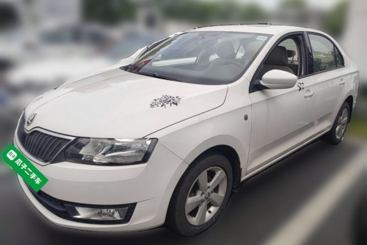 Skoda Rapid 2015 car image #2