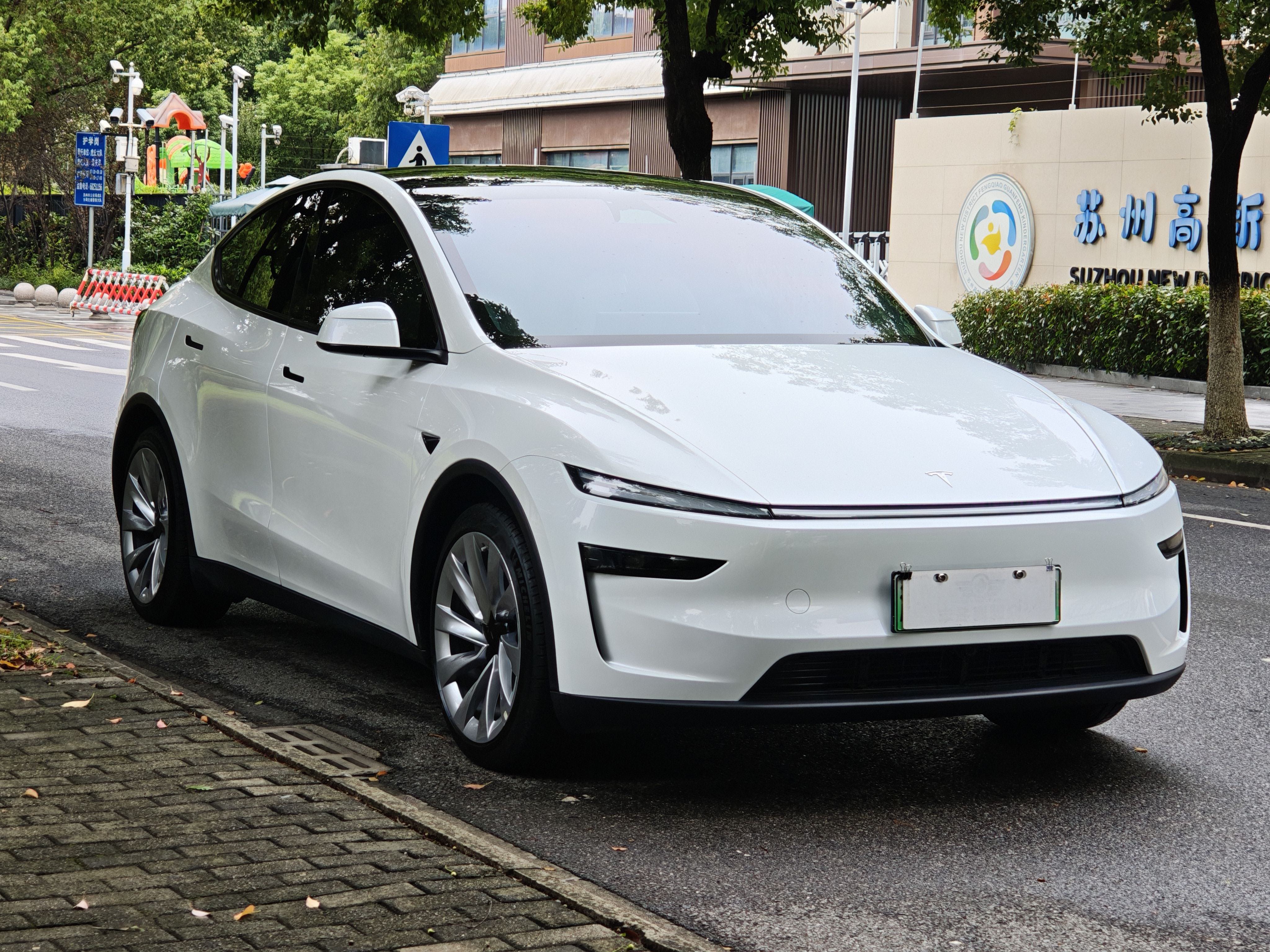 Tesla Model Y 2025 #3 Tesla Model Y 2025 car image #3