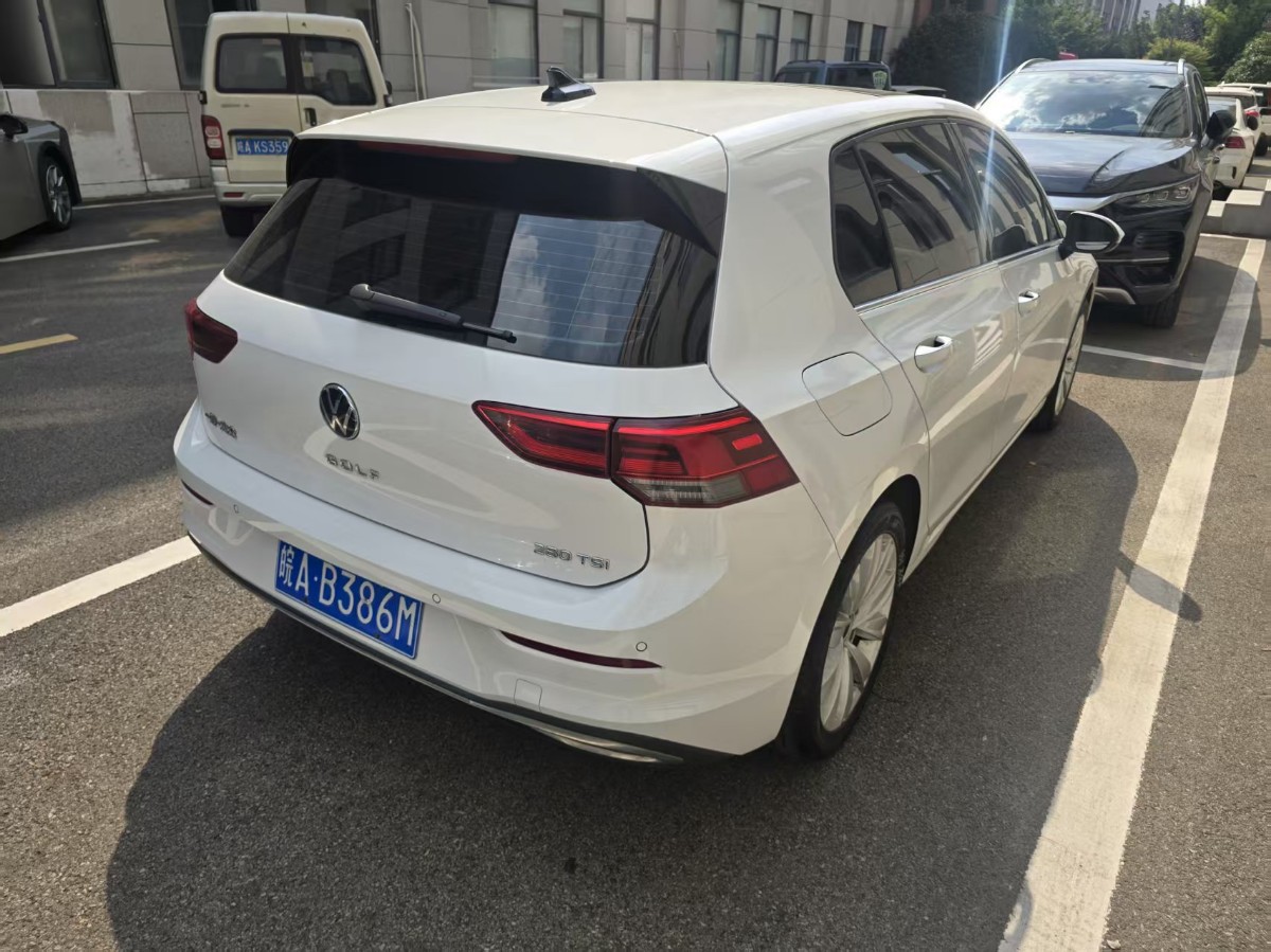 Volkswagen Golf 2023 car image #5