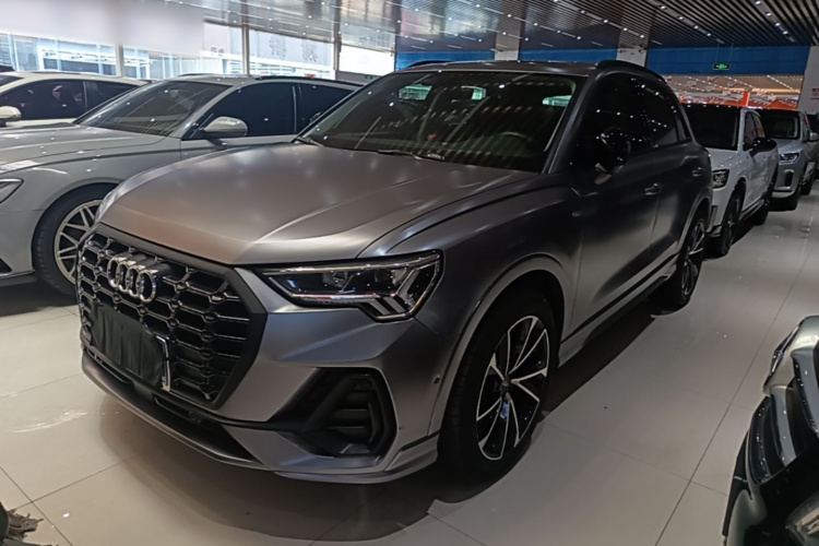 Audi Q3 2023 car image #2