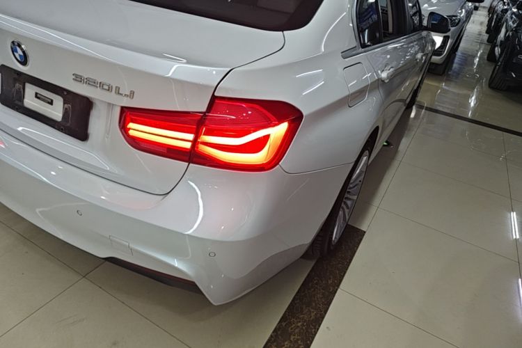 BMW 3 Series 2018 #8 BMW 3 Series 2018 car image #8