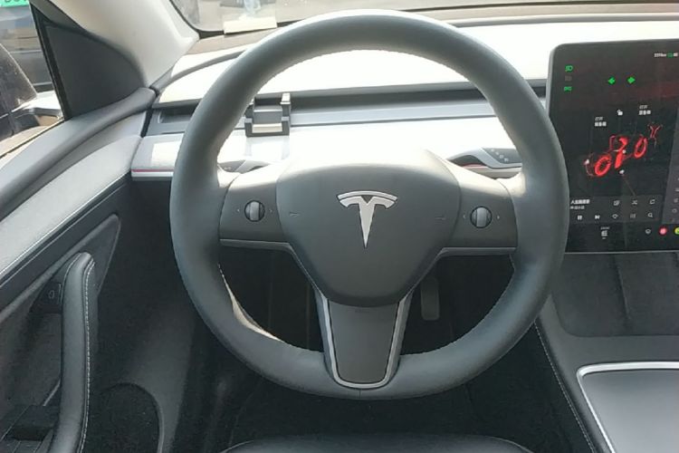 Tesla Model Y 2023 car image #11