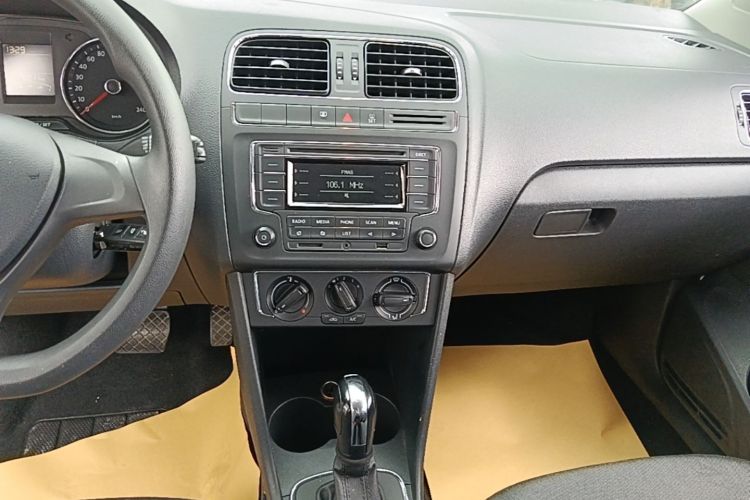 Volkswagen Polo 2016 car image #13