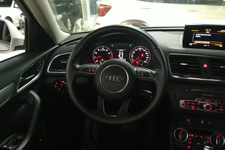 Audi Q3 2017 car image #15
