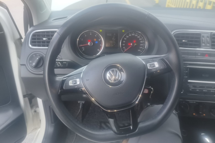 Volkswagen Polo 2016 car image #11