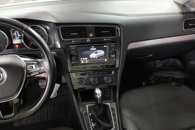 Volkswagen Golf 2018 car image #10