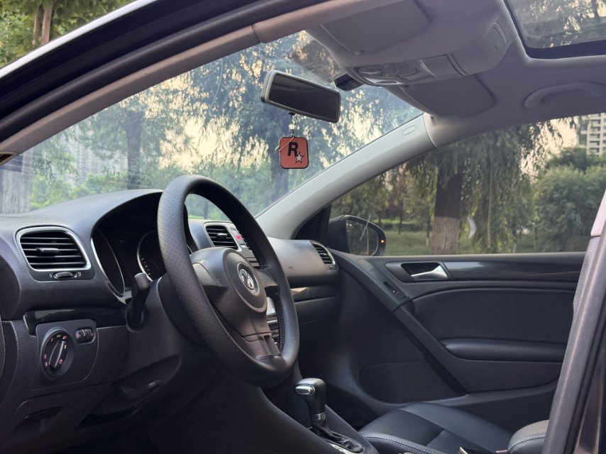 Volkswagen Golf 2010 car image #4