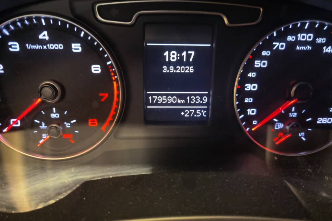 Audi Q3 2016 car image #25
