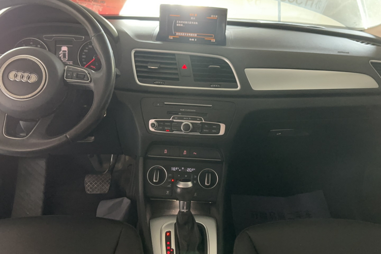 Audi Q3 2017 car image #13