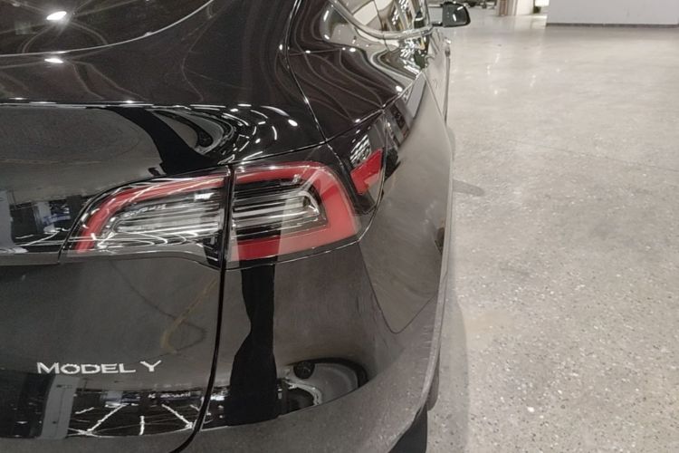 Tesla Model Y 2023 immagine di auto #8
