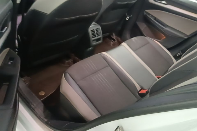 Volkswagen Golf 2021 car image #17