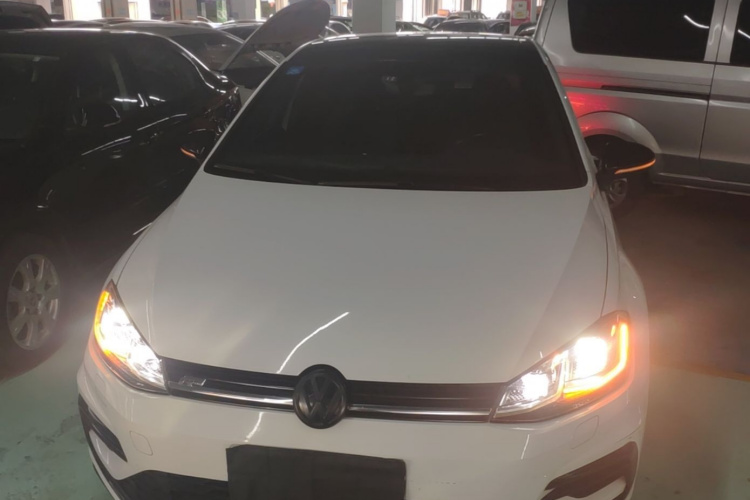 Volkswagen Golf 2018 car image #3