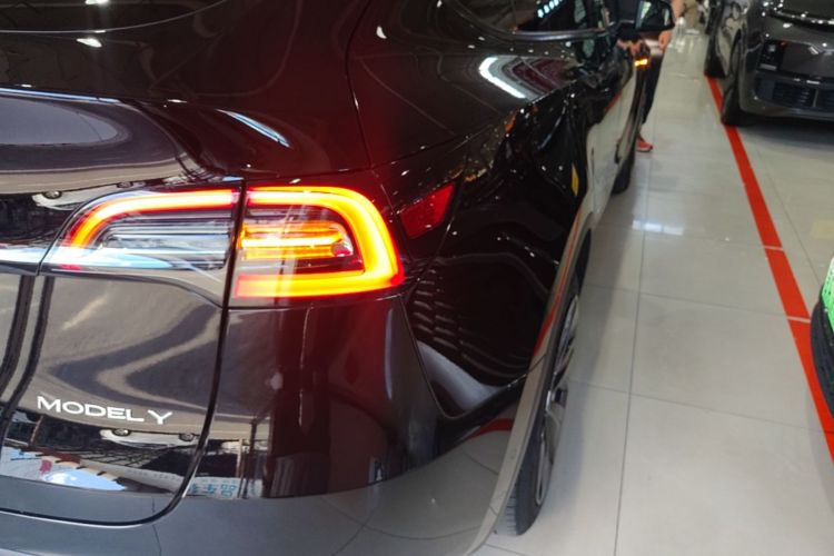 Tesla Model Y 2024 #8 Tesla Model Y 2024 car image #8