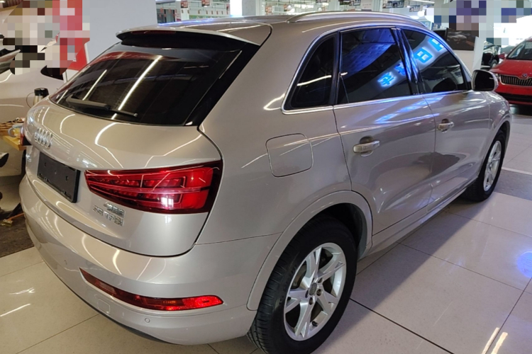 Audi Q3 2018 car image #7