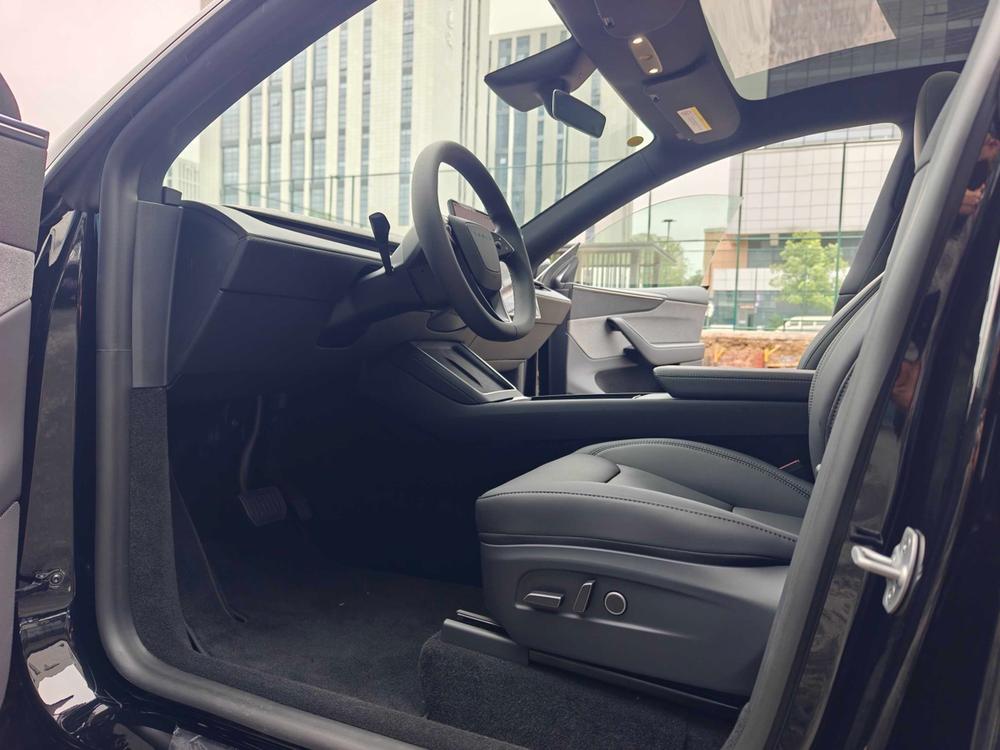 Tesla Model Y 2026 #14 Tesla Model Y 2026 car image #14