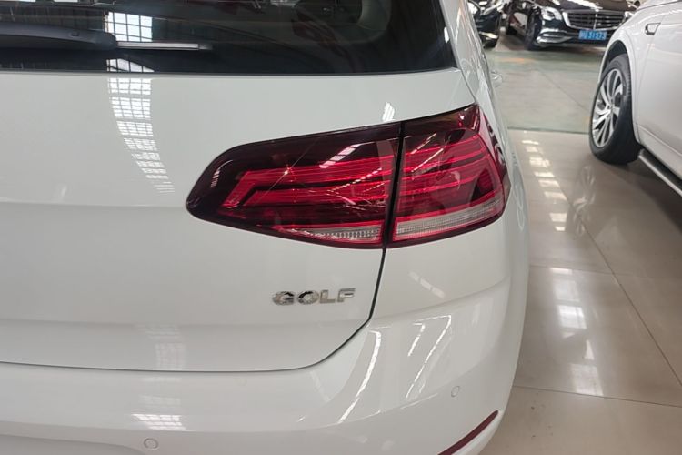 Volkswagen Golf 2018 car image #8