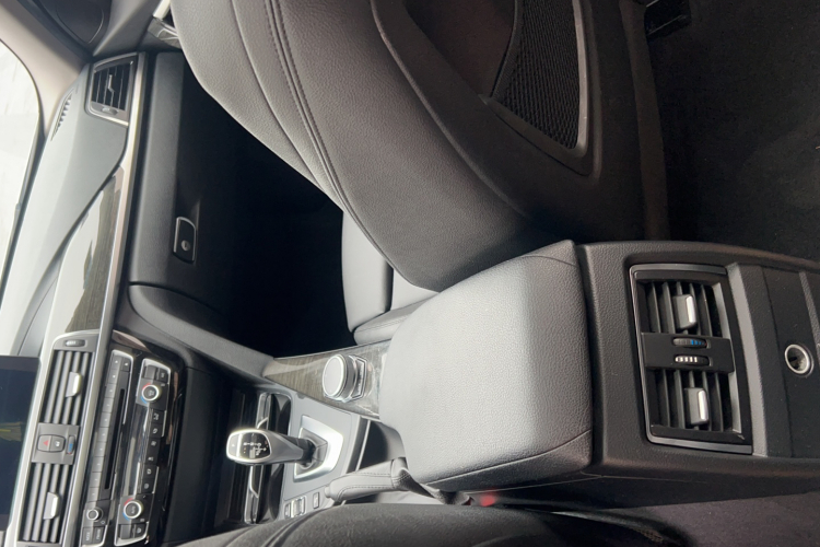 BMW 3 Series 2018 car image #26