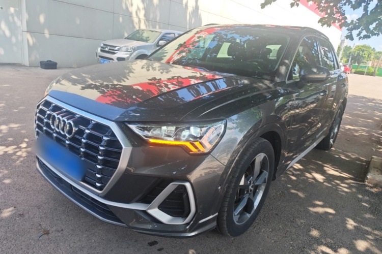 Audi Q3 2021 car image #2