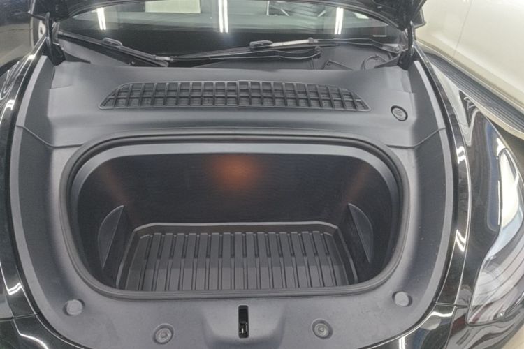 Tesla Model Y 2022 immagine di auto #20
