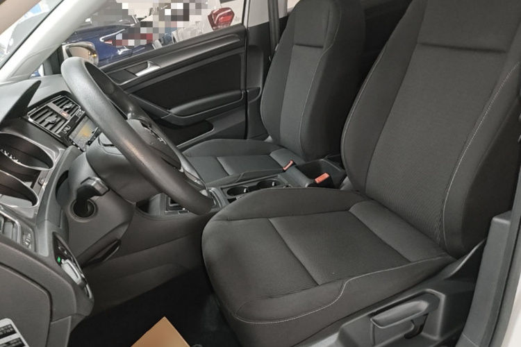 Volkswagen Golf 2017 car image #15
