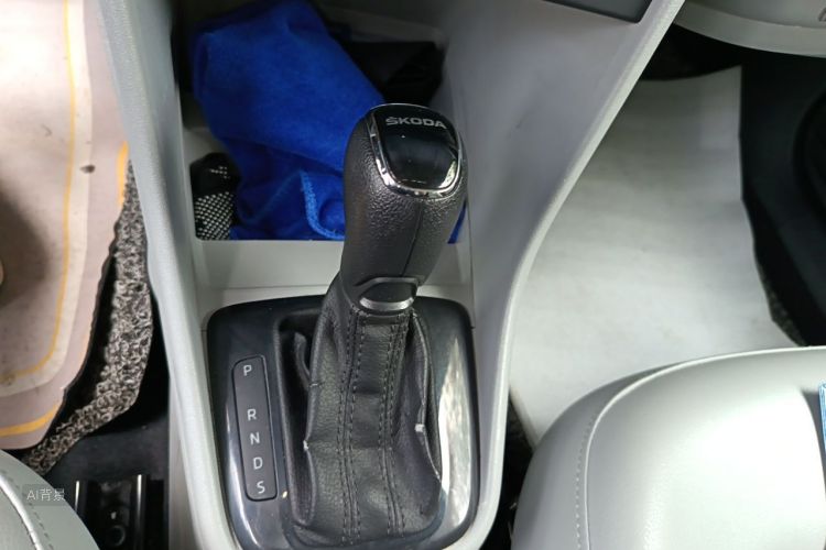 Skoda Rapid 2015 #16 Skoda Rapid 2015 image de voiture #16