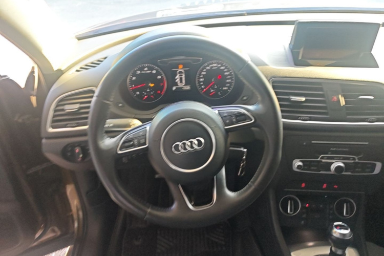Audi Q3 2017 car image #11