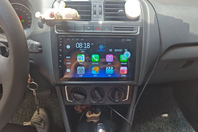 Volkswagen Polo 2015 car image #13