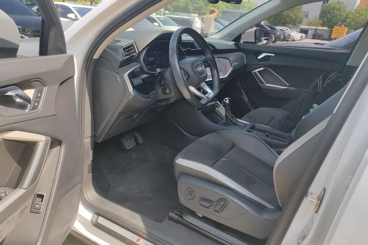 Audi Q3 2020 car image #16