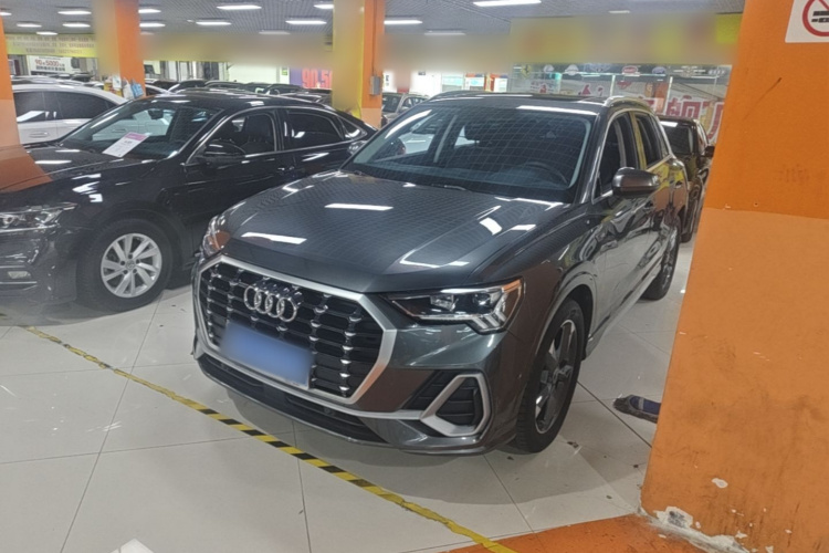 Audi Q3 2023 car image #2