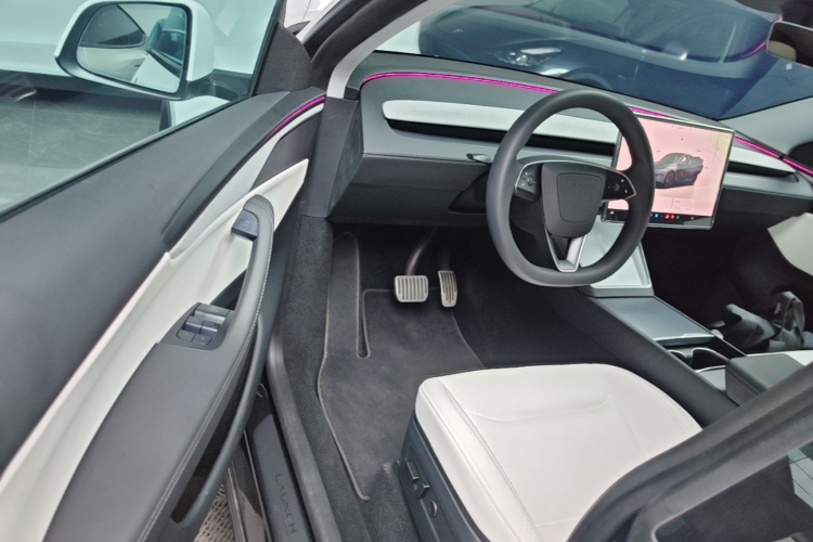 Tesla Model Y 2025 #12 Tesla Model Y 2025 صورة سيارة #12