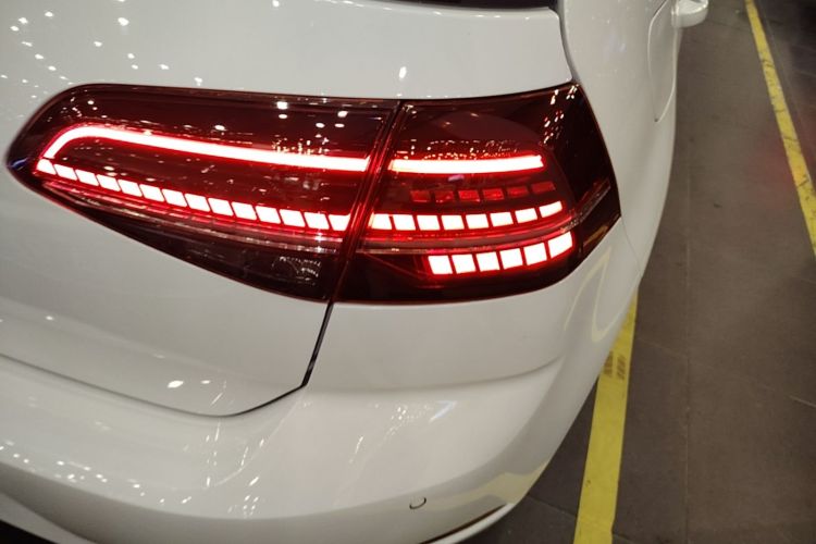Volkswagen Golf 2019 car image #8