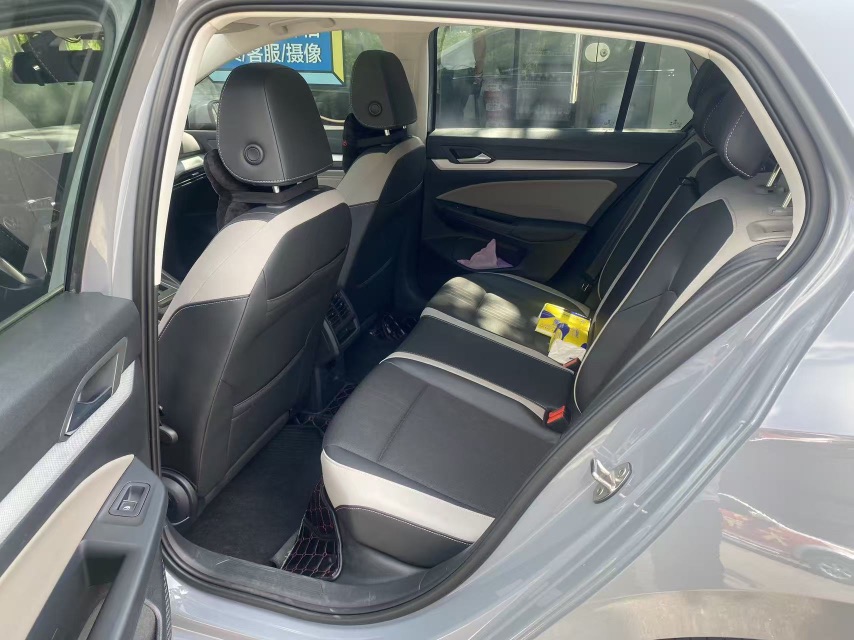 Volkswagen Golf 2021 car image #2