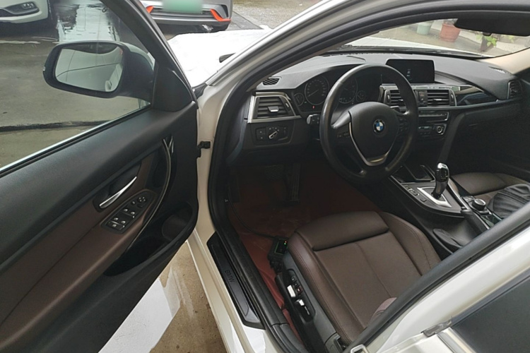 BMW 3 Series 2018 car image #16