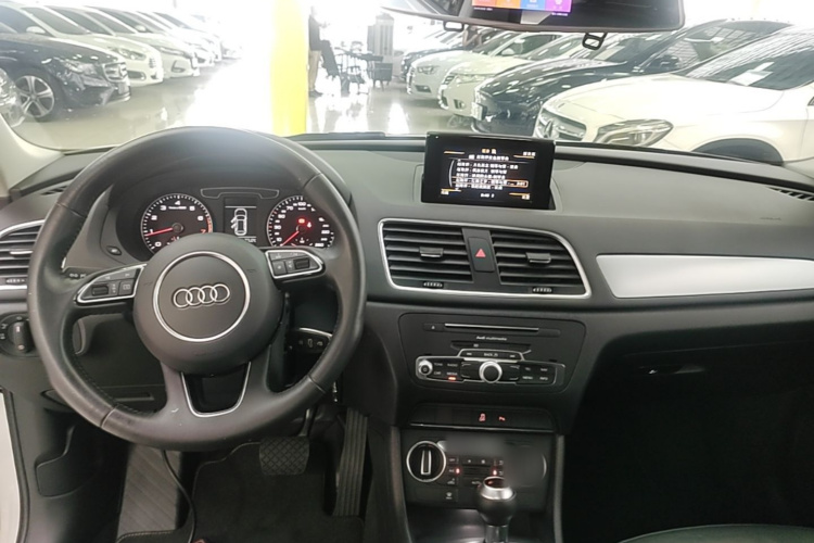 Audi Q3 2017 car image #10