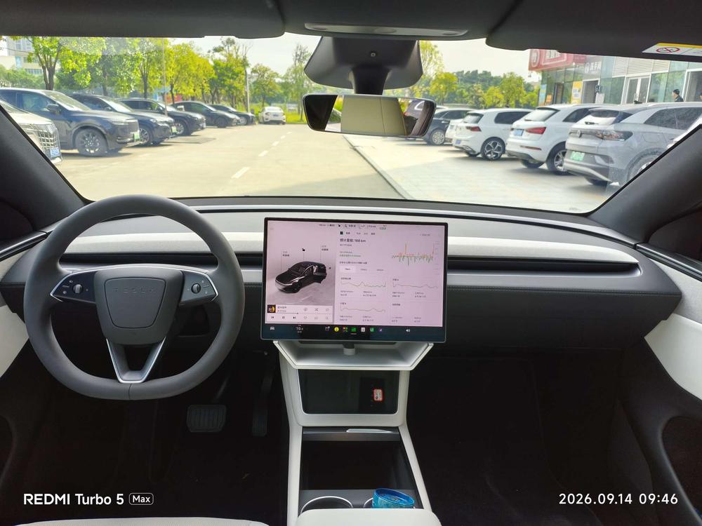 Tesla Model Y 2026 immagine di auto #7