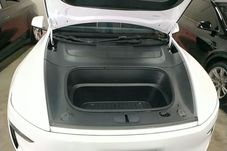 Tesla Model Y 2025 car image #20