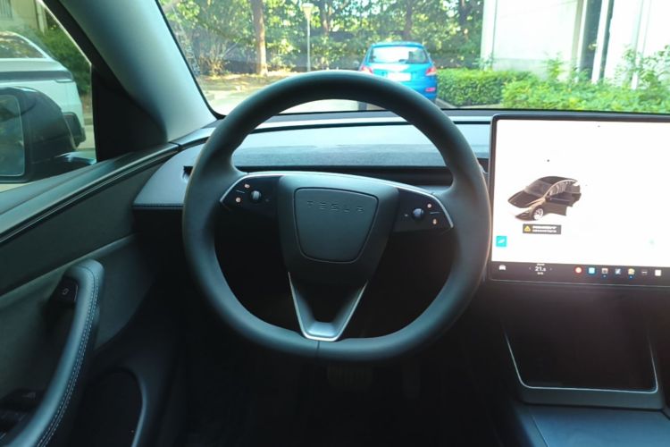 Tesla Model Y 2025 car image #15